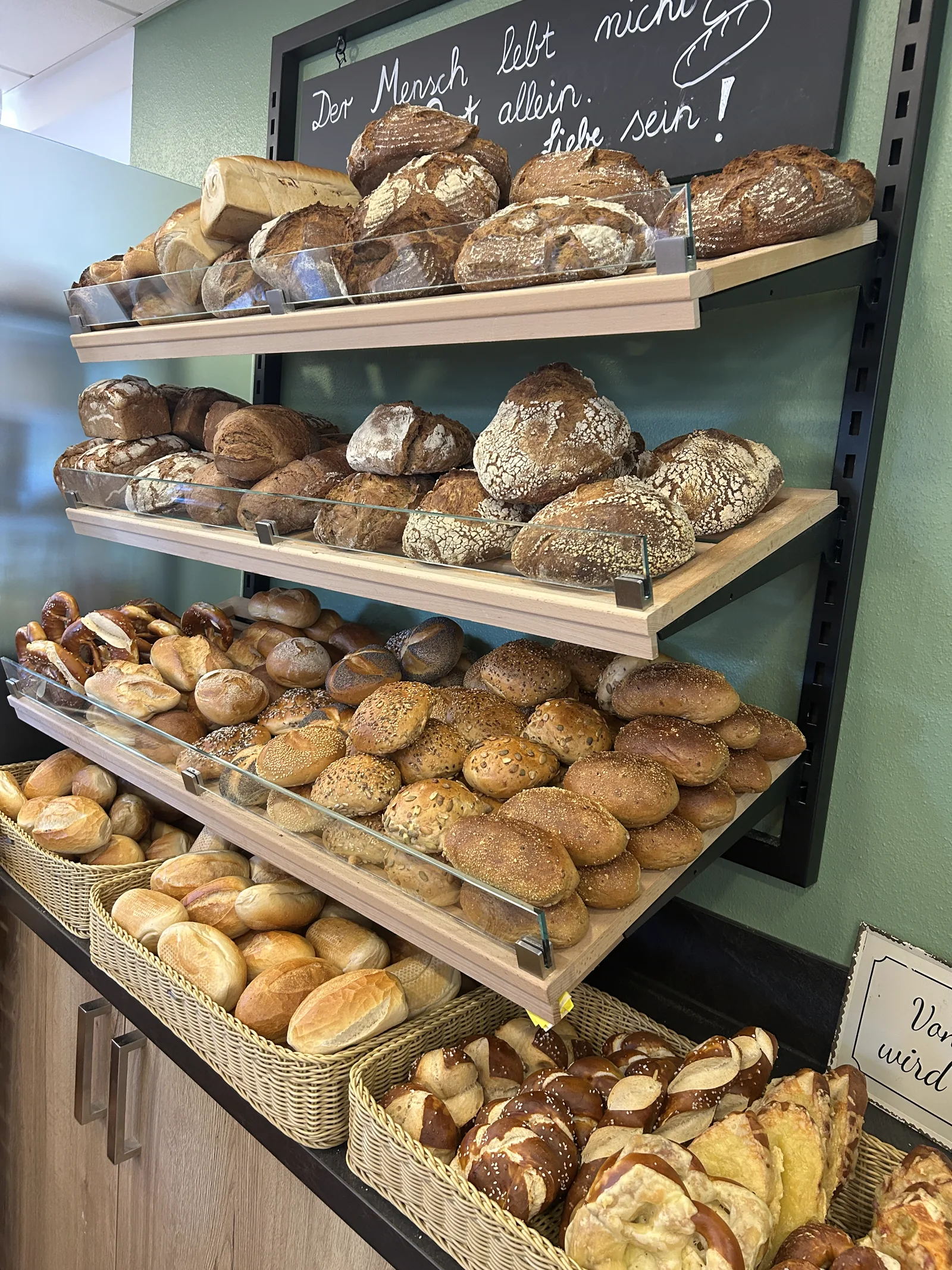 Frisches Brot und Brötchen im Regal des Dorflädls